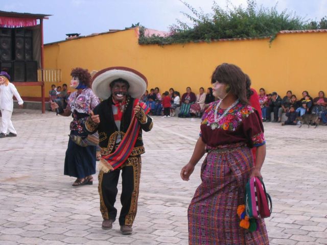 Traditionelle dansere med masker, San Andrés Xecul, Guatemala